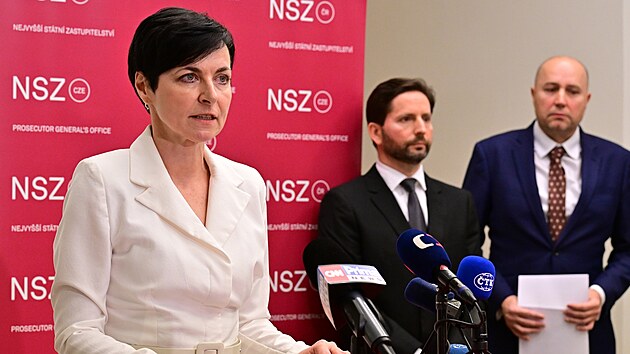 Zleva nejvy��� st�tn� z�stupkyn� Lenka Brad��ov�, prvn� n�m�stek Zden�k Kasal, vrchn� st�tn� z�stupce v Olomouci Radim Dragoun na mimo��dn�m tiskov�m briefingu Nejvy���ho st�tn�ho zastupitelstv� k objasn�n� postupu v takzvan� bitcoinov� kauze. 16.b�ezna 2026)