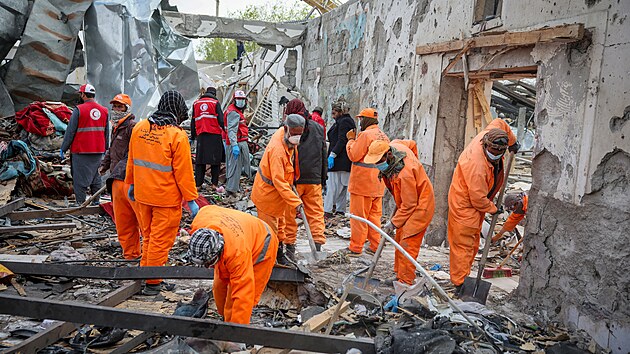 P��slu�n�ci �erven�ho p�lm�s�ce p�traj� po zran�n�ch po p�kist�nsk�m �toku na nemocnici v K�bulu (17. b�ezna 2026)