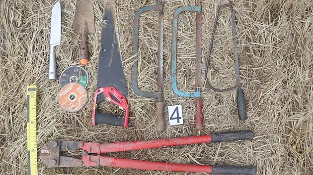 Zlod�j kabel� se stal postrachem obce K�elov-B�uchot�n na Olomoucku, hojn� se zam��oval na staveni�t�. Policist� u n�j na�li i jeho �pracovn� pom�cky.