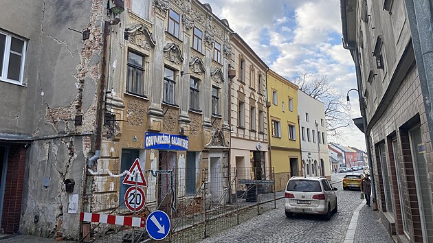 Historick� d�m v litovelsk� ulici 1. m�je je pam�tkov� chr�n�n�. Firma, kter� pat��, ho ale u� �adu let nech�v� ch�trat.