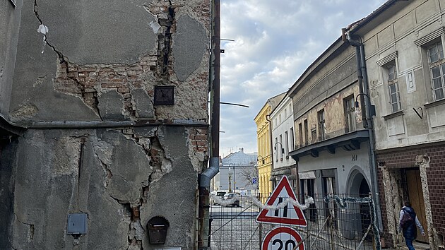 Historick� d�m v litovelsk� ulici 1. m�je je pam�tkov� chr�n�n�. Firma, kter� pat��, ho ale u� �adu let nech�v� ch�trat.