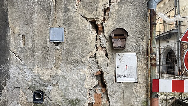 Historick� d�m v litovelsk� ulici 1. m�je je pam�tkov� chr�n�n�. Firma, kter� pat��, ho ale u� �adu let nech�v� ch�trat.