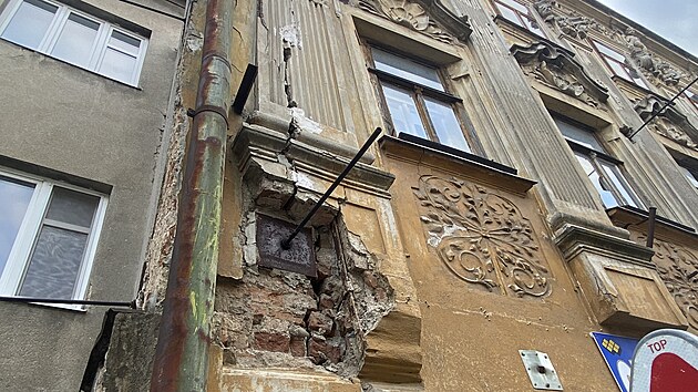 Historick� d�m v litovelsk� ulici 1. m�je je pam�tkov� chr�n�n�. Firma, kter� pat��, ho ale u� �adu let nech�v� ch�trat.