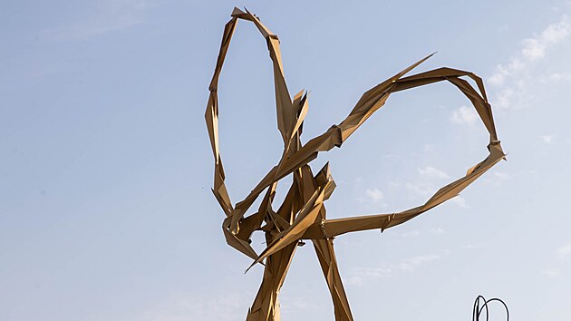 Na okraji Olomouce nov� stoj� dvan�ctimetrov� socha Stv�ra m�stn�ho um�lce Jana Dost�la, kter� zde m� depozit sv�ch d�l.