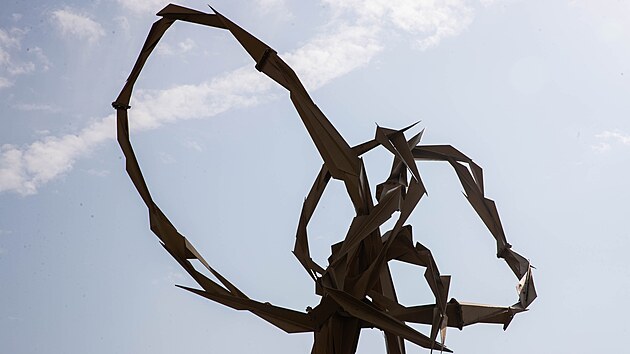 Na okraji Olomouce nov� stoj� dvan�ctimetrov� socha Stv�ra m�stn�ho um�lce Jana Dost�la, kter� zde m� depozit sv�ch d�l.