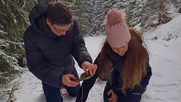 Spat�it je��bka lesn�ho je prakticky nemo�n�, k jejich monitoringu se proto pou��v� sledov�n� pobytov�ch znak�, jako jsou stopy nebo trus.