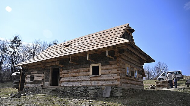 Kurlok, rouben� domek, v n�m� pob�vali pastevci v hor�ch, je jednou ze staveb v nov� vznikaj�c�m are�lu Kolibiska ve Vala�sk�m muzeu v p��rod�. (12. b�ezna 2026)