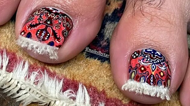Benny Blanco �okoval fanou�ky na Instagramu sv�mi nehty na nohou ozdoben�mi ve stylu persk�ho koberce a to v�etn� t��sn�.