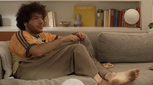 Benny Blanco uk�zal v jednom z vide� na Instagramu nev�dom� sv� �pinav� nohy na gau�i, po �em� ho sleduj�c� za�ali kritizovat s t�m, �e je nechutn� a nech�pou, �e s n�m jeho man�elka Selena Gomezov� v�bec m��e b�t. (2026)