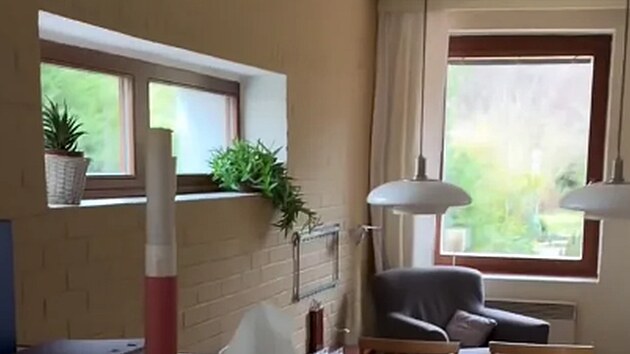 Ornella provedla sv� sleduj�c� interi�rem i zahradou domu.