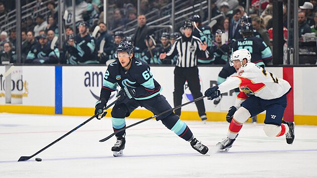 Brandon Montour (62) ze Seattle Kraken �to�� v z�pase s Florida Panthers, st�h� ho Mike Benning.