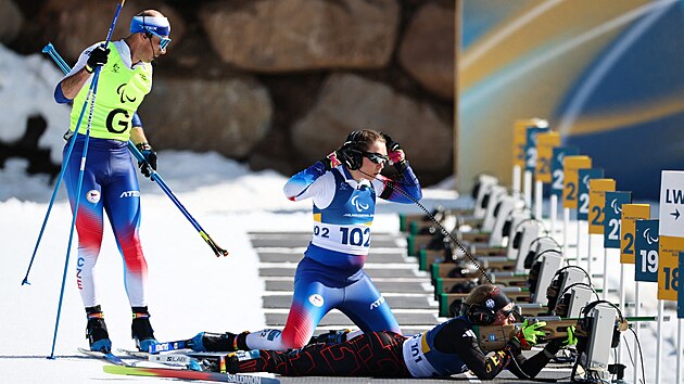 Simona Buben��kov� a jej� tras�r David �r�tek b�hem paralympijsk�ho z�vodu biatlonistek