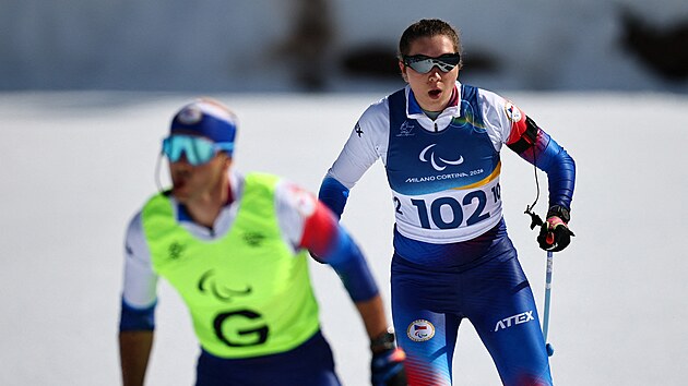 Simona Buben��kov� a jej� tras�r David �r�tek b�hem paralympijsk�ho z�vodu biatlonistek