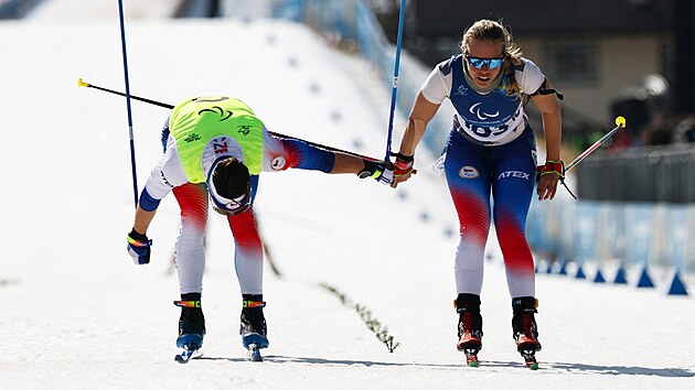 Carina Edlingerov� a jej� tras�r Alexandr Patava oslavuj� paralympijsk� zlato.