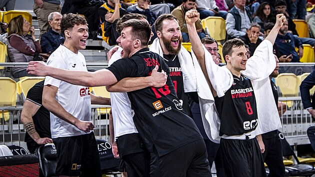Nymbur�tí basketbalisté slaví výhru na palubovce Gran Canarie.
