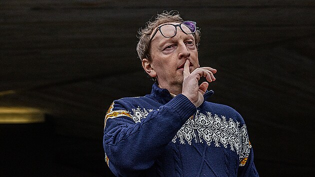 �editel Správy KRNAP Robin Böhnisch hovo�í k demonstrant�m, kte�í protestují...