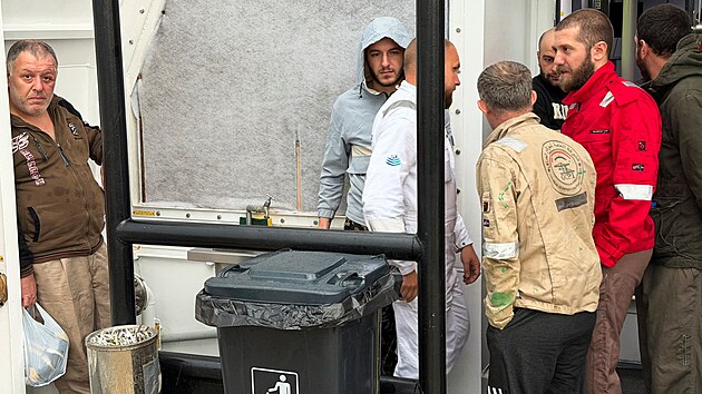 �r�nsk� lod� nalo�en� v�bu�ninami zas�hly v ir�ck�ch vod�ch dva tankery s palivem, kter� za�aly ho�et. Ir�k n�sledn� za�al s evakuac� dvou des�tek �len� pos�dky z obou plavidel. (12. b�ezna 2026)