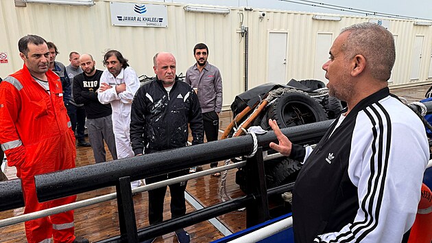 �r�nsk� lod� nalo�en� v�bu�ninami zas�hly v ir�ck�ch vod�ch dva tankery s palivem, kter� za�aly ho�et. Ir�k n�sledn� za�al s evakuac� dvou des�tek �len� pos�dky z obou plavidel. (12. b�ezna 2026)