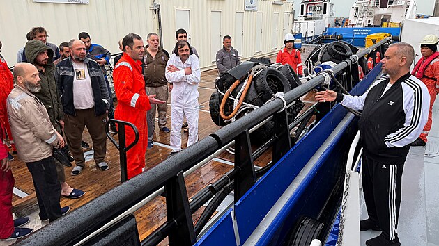 �r�nsk� lod� nalo�en� v�bu�ninami zas�hly v ir�ck�ch vod�ch dva tankery s palivem, kter� za�aly ho�et. Ir�k n�sledn� za�al s evakuac� dvou des�tek �len� pos�dky z obou plavidel. (12. b�ezna 2026)