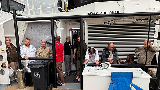 �r�nsk� lod� nalo�en� v�bu�ninami zas�hly v ir�ck�ch vod�ch dva tankery s palivem, kter� za�aly ho�et. Ir�k n�sledn� za�al s evakuac� dvou des�tek �len� pos�dky z obou plavidel. (12. b�ezna 2026)