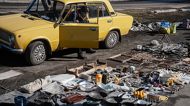 Lozova. Ble�� trh na bl�tiv�m pl�cku u rozbombardovan�ho n�dra�� (8. b�ezna 2026)