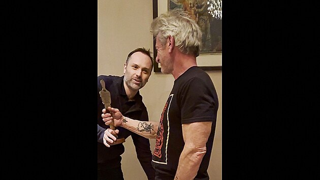 Americk� herec Sean Penn p�eb�r� symbolick�ho Oscara, kter�ho Ukrajinci vyrobili ze zbytk� �elezni�n�ho vagonu poni�en�ho rusk�m �tokem (16. b�ezna 2026).