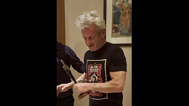 Americk� herec Sean Penn p�eb�r� symbolick�ho Oscara, kter�ho Ukrajinci vyrobili ze zbytk� �elezni�n�ho vagonu poni�en�ho rusk�m �tokem (16. b�ezna 2026).