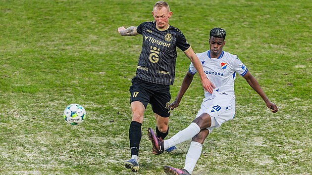 Z�pas FC Hradec Kr�lov� - FC Ban�k Ostrava. Hradeck� h�i�t� se pot�k� s kvalitou tr�vn�ku posypan�ho p�skem. (4. b�ezna 2026)