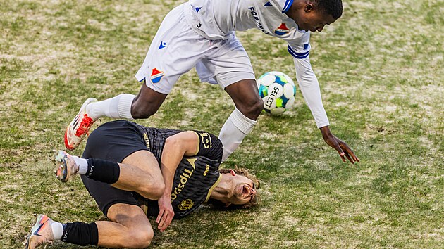 Z�pas FC Hradec Kr�lov� - FC Ban�k Ostrava. Hradeck� h�i�t� se pot�k� s kvalitou tr�vn�ku posypan�ho p�skem. (4. b�ezna 2026)