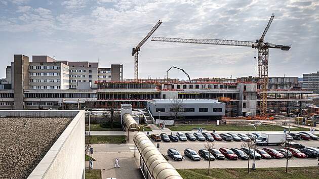 Stavba pavilonu chirurgick�ch obor� v hradeck� fakultn� nemocnici (10. b�ezna 2026)