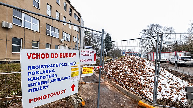 Hlavn� budova ze �ty�ic�t�ch let v nemocnici v Nov�m Byd�ov� proch�z� modernizac� za 70 milion� korun. (19. �nora 2026)