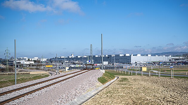 Dokon�en� silnice v pr�myslov� z�n� Solnice � jih, v pozad� je z�vod automobilky �koda Auto. (13. b�ezna 2026)