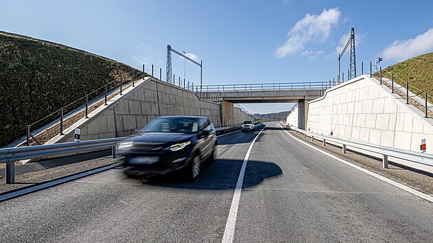 Dokon�en� silnice v pr�myslov� z�n� Solnice � jih, v pozad� je z�vod automobilky �koda Auto (13. b�ezna 2026)