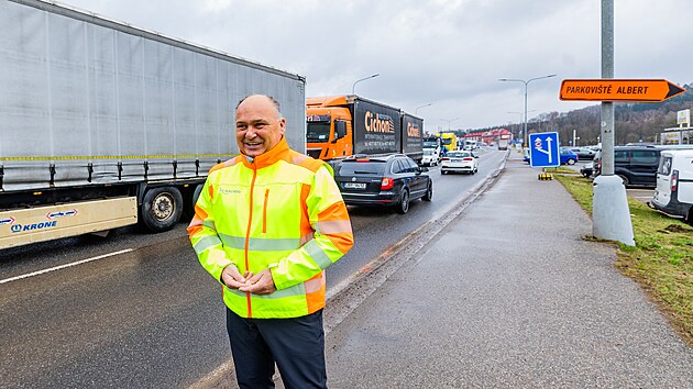 Kv�li omezen� na okru�n� k�i�ovatce se v N�chod� sm�rem z polsk� strany tvo�� dlouh� kolony aut a kamion�. Na sn�mku je starosta N�choda Jan Birke. (16. b�ezna 2026)