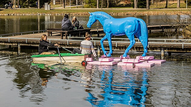 V hradeck�ch �imkov�ch sadech instaluj� souso�� T�i mod�� kon�. (9. b�ezna 2026)