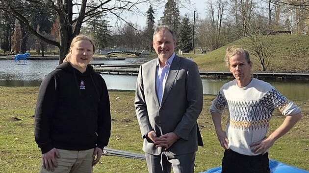 Sen�tor Jan Hol�sek (Rozv�j�me Hradec), na sn�mku uprost�ed, za�t�til instalaci souso�� Michala Gabriela v �imkov�ch sadech, jde o soukromou iniciativu. (9. b�ezna 2026)