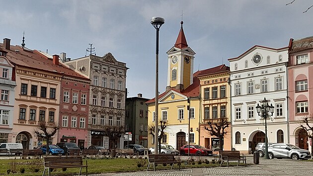 V Broumov� p�ed Starou radnic� znovu vzty�ili sloup s hn�zdem pro ��py, tentokr�t je o dva metry vy���. M�sto douf�, �e t�m ochr�n� nedalek� mari�nsk� sloup. (10. b�ezna 2026)