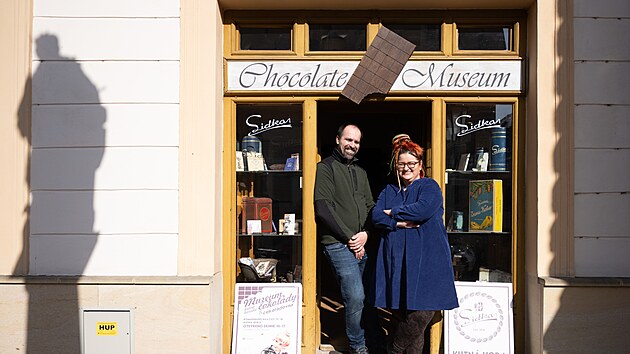 Man�el� Barto�ovi p�ed Muzeem �okol�dy. Z�sk�n�m �okol�dov�ch Oscar� v�ak jejich pl�ny zdaleka nekon��.