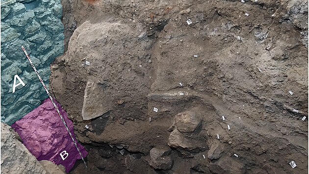 Hrad Loket je star��, ne� se doposud v�d�lo.  Archeologov� objevili zbytky staveb, kter� datovali na p�elom 11. a 12. stolet�. Na sn�mku je patrn� odhalen� hradba.