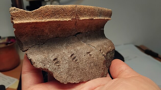Hrad Loket je star��, ne� se doposud v�d�lo.  Archeologov� objevili zbytky staveb, kter� datovali na p�elom 11. a 12. stolet�. Na fotografii je nalezen� nejstar�� st�ep.