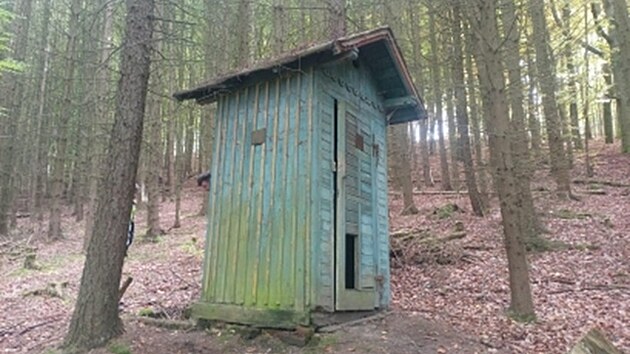 Posledn� dochovanou historickou lesn� toaletu u Beethovenovy stezky v Karlov�ch Varech se poda�ilo zachr�nit. D��v jich tam bylo 117. Na sn�mku je such� z�chod p�ed rekonstrukc�.