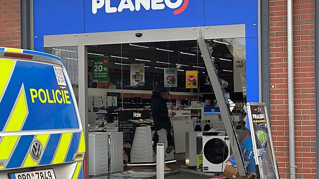 Nezn�m� pachatel vjel v Plzni autem do prodejny s elektronikou. (16. b�ezna 2026)