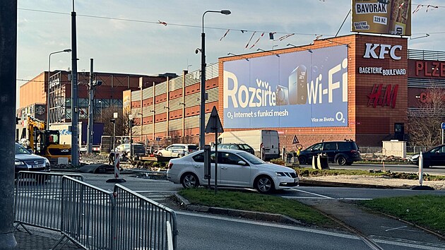 Rekonstrukce tramvajov� trati ve Skvr�ansk� ulici v Plzni vstupuje do dopravn� nejn�ro�n�j�� f�ze. Od pond�l� 23. b�ezna se kv�li n� zcela uzav�e k�i�ovatka u Nov�ho divadla, na jeden j�zdn� pruh se z��� pr�jezd do centra a z centra. (19. b�ezna 2026)