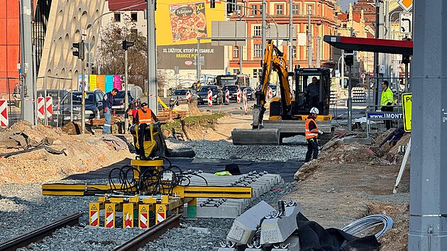 Rekonstrukce tramvajov� trati ve Skvr�ansk� ulici v Plzni vstupuje do dopravn� nejn�ro�n�j�� f�ze. Od pond�l� 23. b�ezna se kv�li n� zcela uzav�e k�i�ovatka u Nov�ho divadla, na jeden j�zdn� pruh se z��� pr�jezd do centra a z centra. (19. b�ezna 2026)