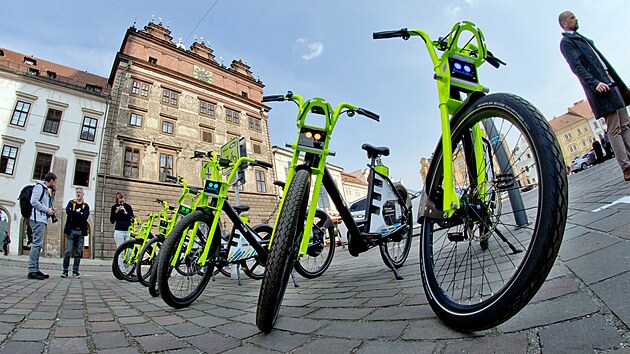 Plze� spou�t� novou slu�bu sd�len�ch elektrokol Pilsen Bike, kter� roz���� mo�nosti m�stsk� mobility. Provoz odstartuje 17. b�ezna a do konce tohoto m�s�ce bude za vhodn�ho po�as� nasazeno do ulic z�pado�esk� metropole 300 elektrokol. (10. b�ezna 2026)