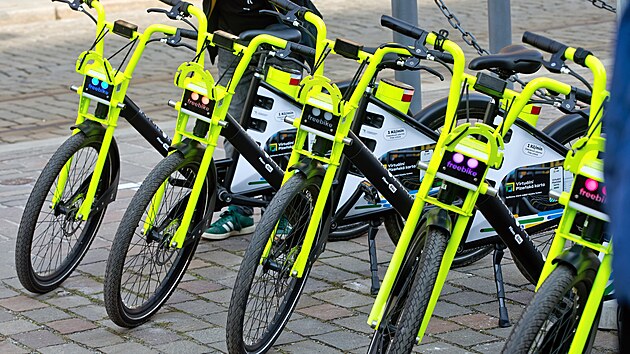 Plze� spou�t� novou slu�bu sd�len�ch elektrokol Pilsen Bike, kter� roz���� mo�nosti m�stsk� mobility. Provoz odstartuje 17. b�ezna a do konce tohoto m�s�ce bude za vhodn�ho po�as� nasazeno do ulic z�pado�esk� metropole 300 elektrokol. (10. b�ezna 2026)