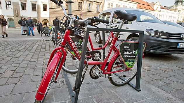 Plze� spou�t� novou slu�bu sd�len�ch elektrokol Pilsen Bike, kter� roz���� mo�nosti m�stsk� mobility. Provoz odstartuje 17. b�ezna a do konce tohoto m�s�ce bude za vhodn�ho po�as� nasazeno do ulic z�pado�esk� metropole 300 elektrokol. (10. b�ezna 2026)