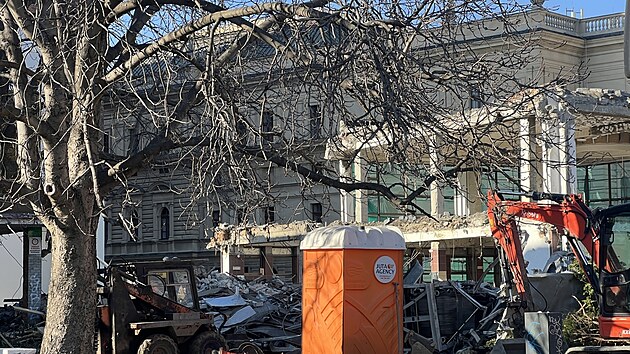 Z pr�v� bouran� ��sti Slezanky ji� mnoho nezb�v�. Kv�li hor��mu stavu konstrukc�, ne� se p�vodn� p�edpokl�dalo, mus� zhotovitel pozm�nit zp�sob demolice.