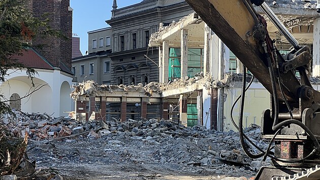 Z pr�v� bouran� ��sti Slezanky ji� mnoho nezb�v�. Kv�li hor��mu stavu konstrukc�, ne� se p�vodn� p�edpokl�dalo, mus� zhotovitel pozm�nit zp�sob demolice.