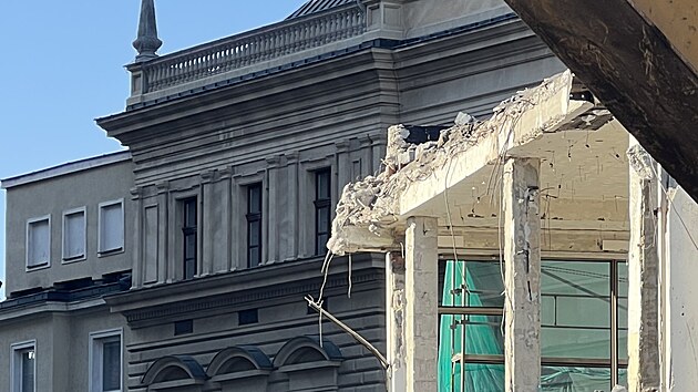 Z pr�v� bouran� ��sti Slezanky ji� mnoho nezb�v�. Kv�li hor��mu stavu konstrukc�, ne� se p�vodn� p�edpokl�dalo, mus� zhotovitel pozm�nit zp�sob demolice.
